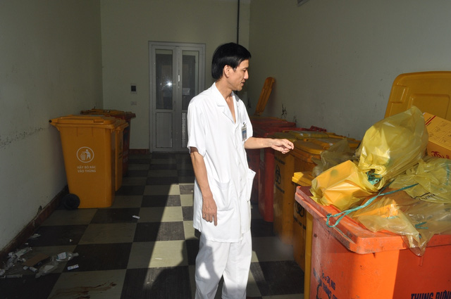 Tại Bệnh viện Hữu nghị Đa khoa tỉnh Nghệ An, công tác xử lý chất thải luôn được các cán bộ y tế kiểm tra thường xuyên. Ảnh : Hồ Hà