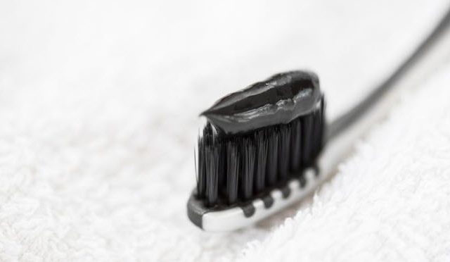 Có nên đánh răng bằng bột than hoạt tính không? có ảnh hưởng gì tới sức khỏe?
