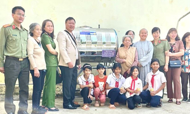 Hội Khuyến học tỉnh Lâm Đồng tặng máy lọc nước cho trường học vùng sâu, vùng xa